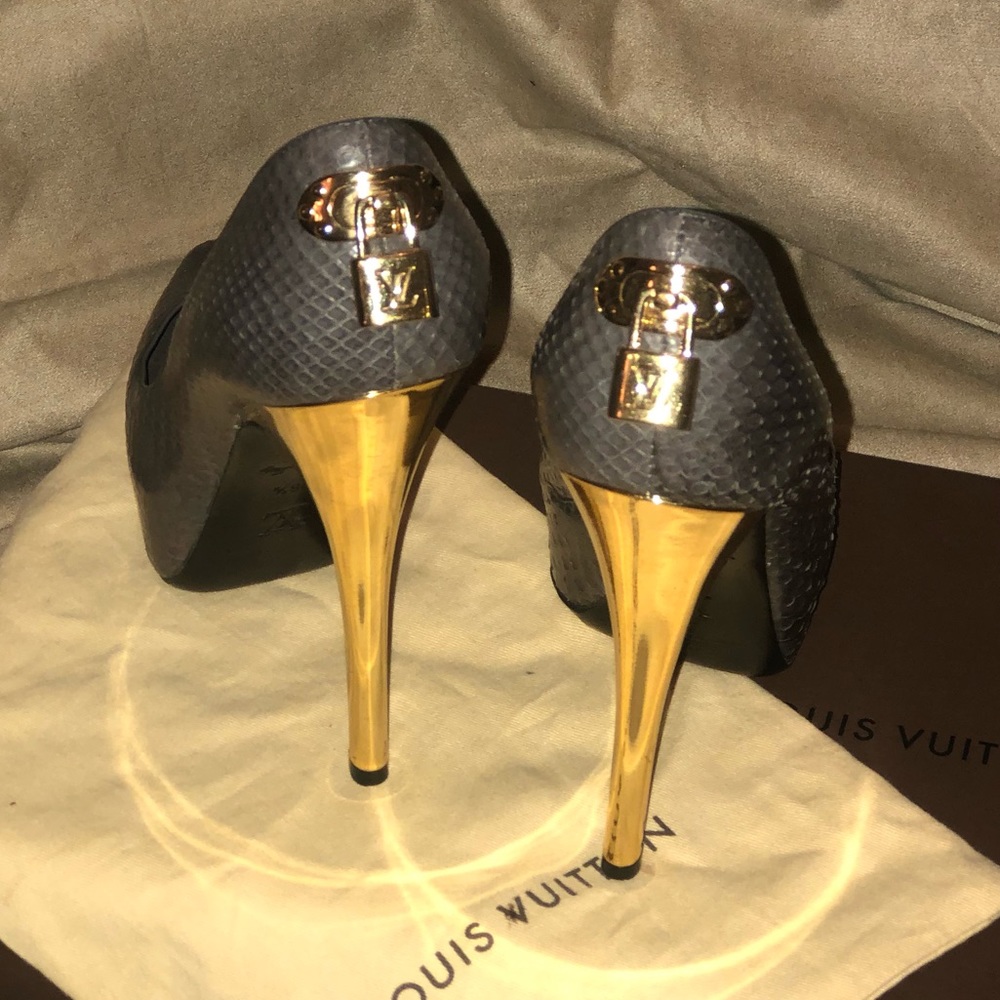 Louis Vuitton Grey🐍Python Rare Heels🔥🔥🔥 - Picture 5 of 8